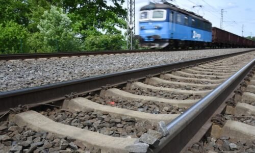 Vlak srazil u Kolína člověka. Provoz koridoru na Prahu je omezen, vlaky nabírají zpoždění Vlak srazil u Kolína člověka. Provoz koridoru na Prahu je omezen, vlaky nabírají zpoždění