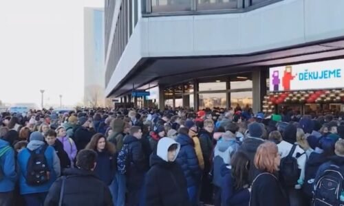 Učitelka popsala tlačenici na Vyšehradě: Chaos, šlo o zdraví. Je štěstí, že se nikdo neušlapal