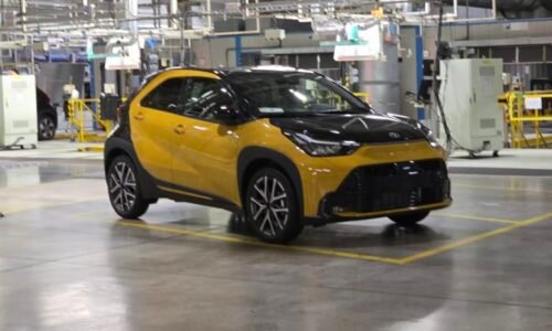 Toyota představila nejlevnější hybrid na trhu. S bonusy se vejde pod 400 tisíc