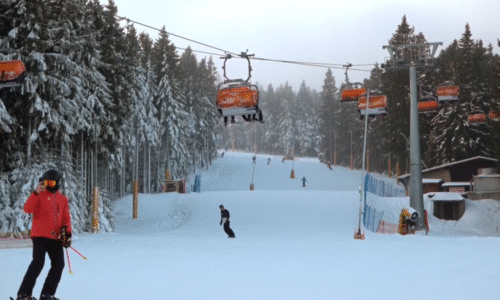 Lyžaři jásají, vleky se rozjely: Otevřela část sjezdovek, někde nabízejí zvýhodněné ceny