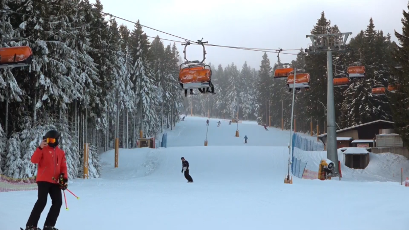 Lyžaři jásají, vleky se rozjely: Otevřela část sjezdovek, někde nabízejí zvýhodněné ceny Lyžaři jásají, vleky se rozjely: Otevřela část sjezdovek, někde nabízejí zvýhodněné ceny