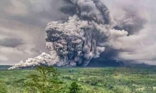 Výbuch sopky Semeru: Úřady vyhlásily evakuaci, záběry ukazují valící se žhavé mračno