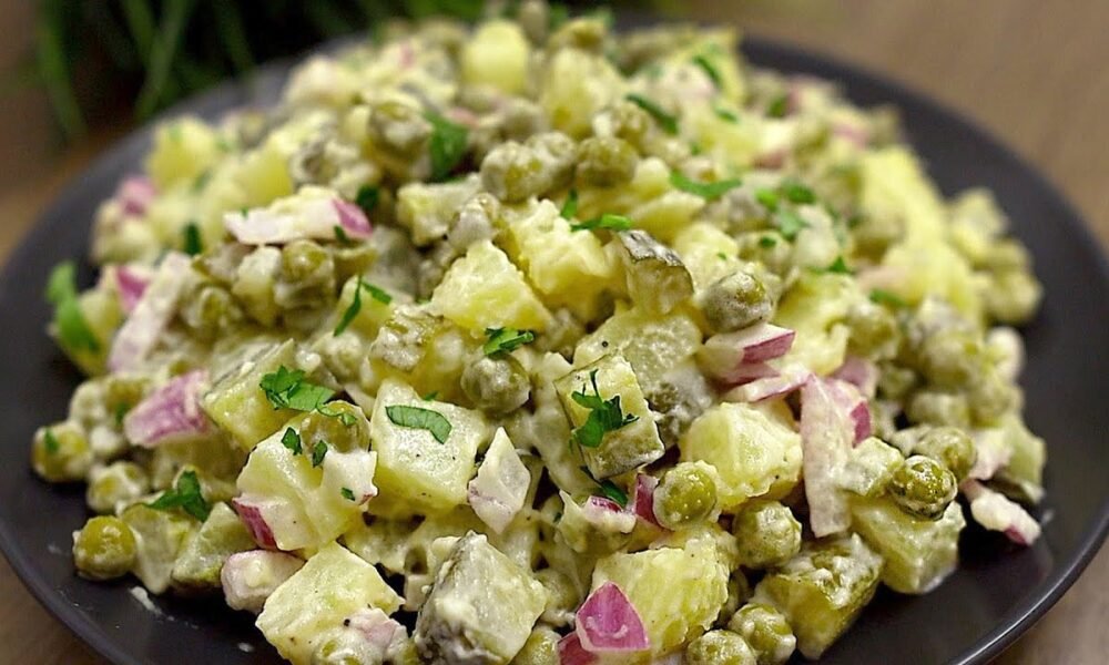 Ein einfaches Rezept für Kartoffelsalat mit eingelegten Gurken. Lecker und sättigend!