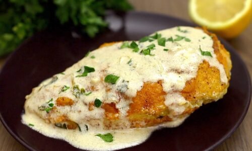 Saftige Hähnchenbrust in einer Zitronen-Sahnesauce in der Pfanne. Lecker zum Abendessen!