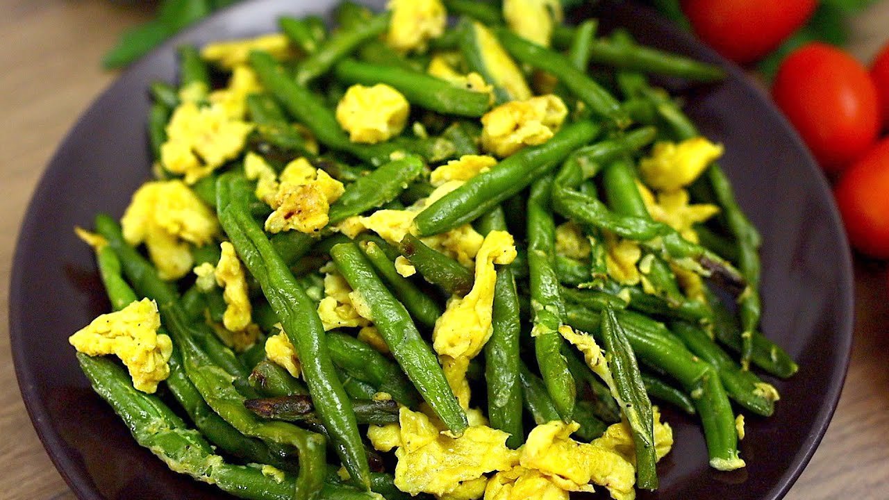 Ein einfaches Rezept für gebratene grüne Bohnen mit Eiern in einer Bratpfanne. Schnell und lecker!