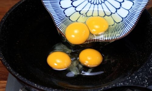 Pour 4 eggs into the oil and you’ll be amazed at the results! Delicious Egg Vegetable Recipe