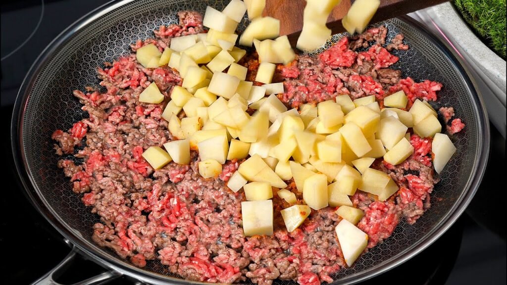 Einfach die kartoffeln über das hackfleisch gießen! leckeres und einfaches abendessen!