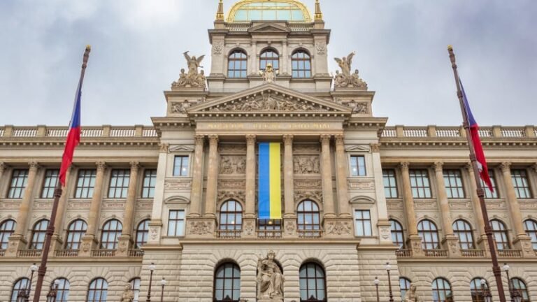 Průzkum: většině čechů vadí vyvěšování cizích vlajek na státních budovách