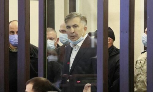 Gruzínskeho exprezidenta Saakašviliho premiestnili z kliniky späť do väzenia. Odpykáva si 12,5-ročný trest