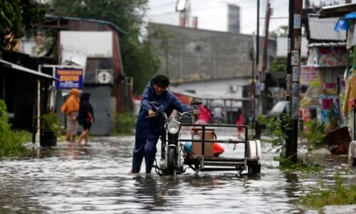 Bleskové povodně a sesuvy půdy na Sumatře. Na místě jsou mrtví, záběry ukazují totální zkázu