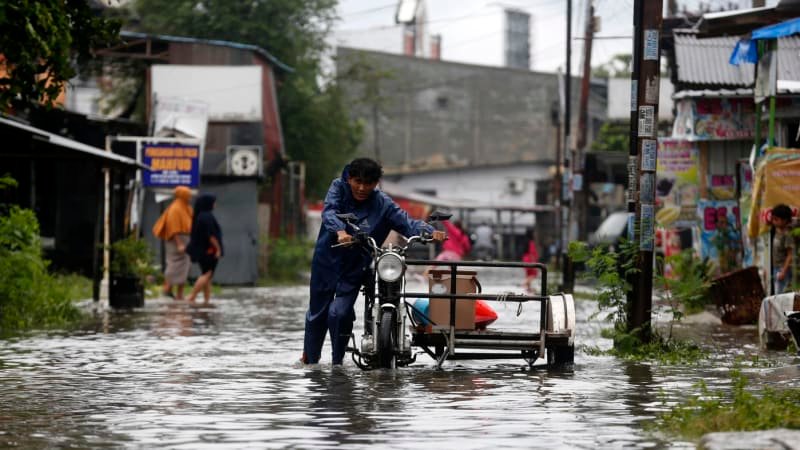 Bleskové povodně a sesuvy půdy na Sumatře. Na místě jsou mrtví, záběry ukazují totální zkázu