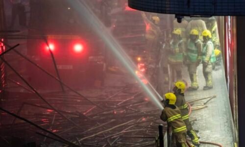 Masivní požár bytového komplexu v Hongkongu: Na místě jsou těžce popálení, lidé nemohou ven Masivní požár bytového komplexu v Hongkongu: Na místě jsou těžce popálení, lidé nemohou ven