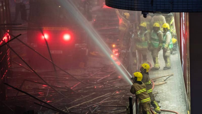 Masivní požár bytového komplexu v Hongkongu: Na místě jsou těžce popálení, lidé nemohou ven