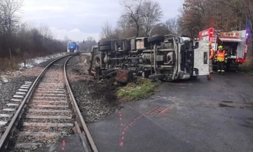 Vlak smetl na přejezdu ve Vizovicích kamion s mrtvými zvířaty. Řidič je zraněný, doprava stojí