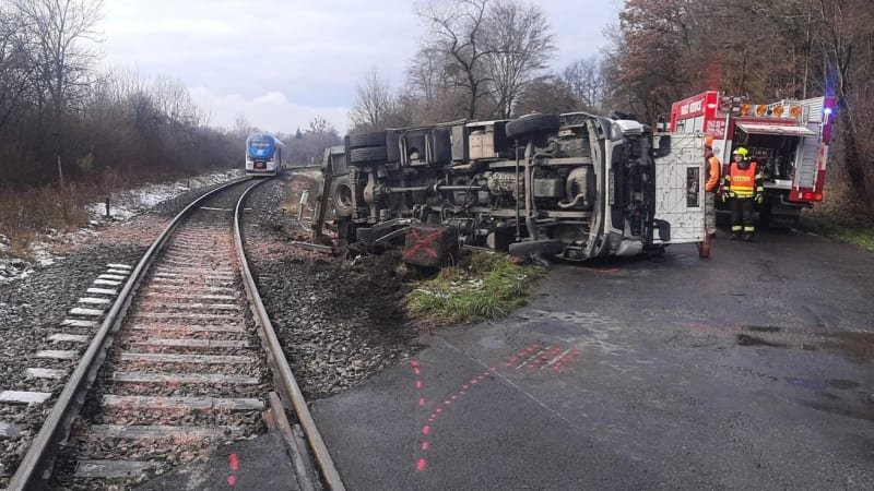 Vlak smetl na přejezdu ve Vizovicích kamion s mrtvými zvířaty. Řidič je zraněný, doprava stojí Vlak smetl na přejezdu ve Vizovicích kamion s mrtvými zvířaty. Řidič je zraněný, doprava stojí