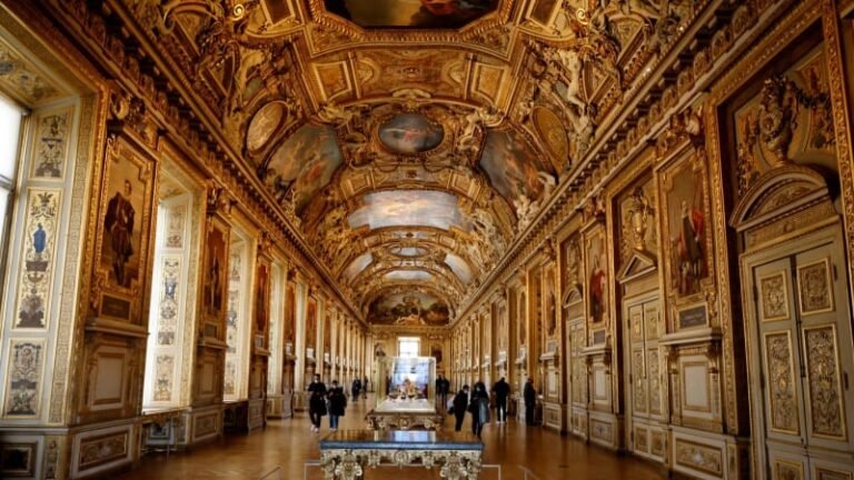 Další průšvih v louvru. mladíci si v muzeu vyvěsili vlastní obraz, ochranku obelstili legem