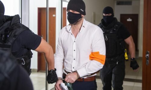 O korupcii sa bavili v saune a 200-tisíc eur prebrali v igelitke. Exsiskár a expolicajt dostali nízke tresty O korupcii sa bavili v saune a 200-tisíc eur prebrali v igelitke. Exsiskár a expolicajt dostali nízke tresty