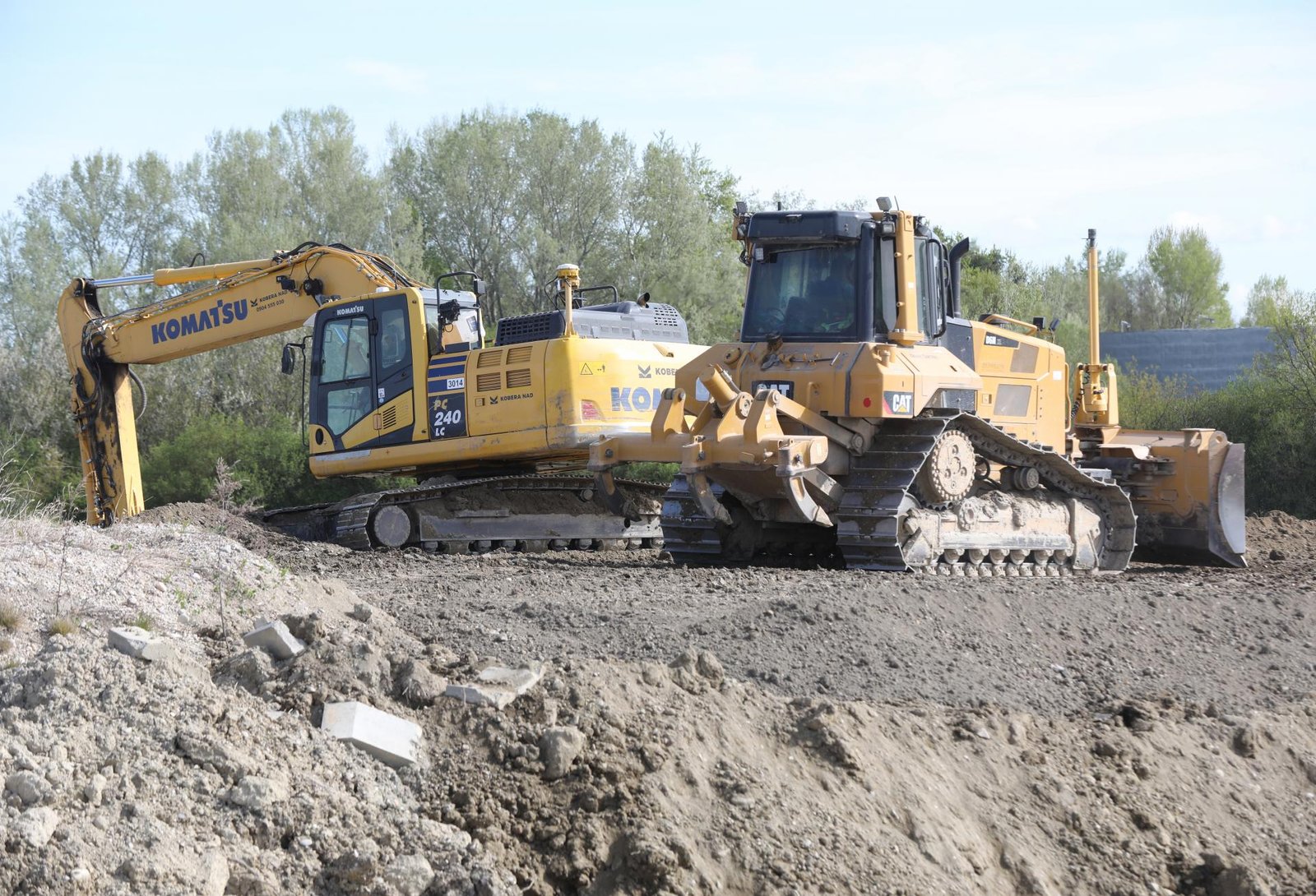 Desiatky ľudí zablokovali dopravu. Občianske združenie apeľuje na výstavbu rýchlostnej cesty R4 Desiatky ľudí zablokovali dopravu. Občianske združenie apeľuje na výstavbu rýchlostnej cesty R4