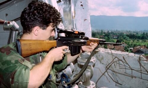 Hrůzné lidské safari: „Turisté“ z celého světa jezdili střílet do Sarajeva lidi, tvrdí Italové