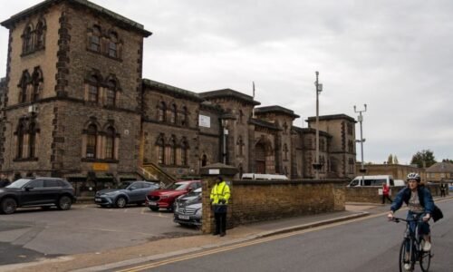 Hledaného zvrhlíka místo policie dopadli britští novináři. Stačilo se zeptat v kavárně