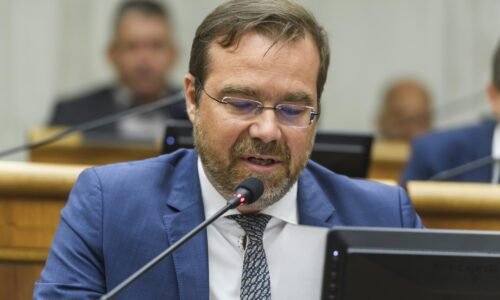 Vláda hrá pri záchrankovom tendri s občanmi špinavé divadlo, tvrdí Krajčí. Ukázal na protesty Žilinku Vláda hrá pri záchrankovom tendri s občanmi špinavé divadlo, tvrdí Krajčí. Ukázal na protesty Žilinku