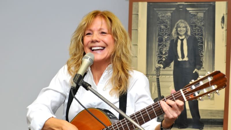 Lenka Filipová podstoupila operaci mozku kvůli sraženině. Zůstává v nemocnici Lenka Filipová podstoupila operaci mozku kvůli sraženině. Zůstává v nemocnici