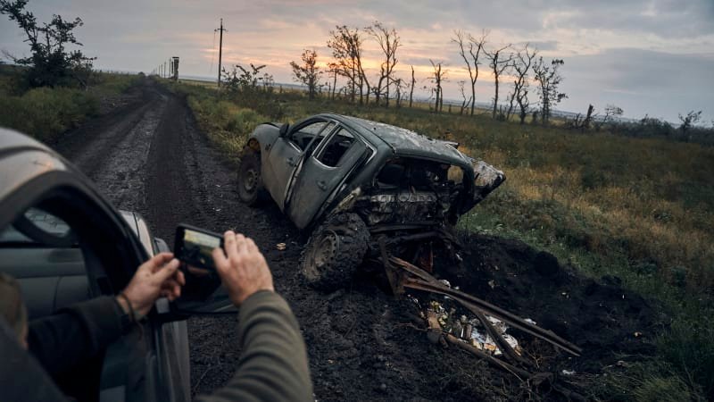 Momenty války: Bizarní videa ruských vojáků v civilních autech i hra na kočku a myš