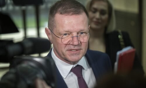 Kmec doručil demisiu prezidentovi, Pellegrini sa ňou bude zaoberať a oznámi postup Kmec doručil demisiu prezidentovi, Pellegrini sa ňou bude zaoberať a oznámi postup