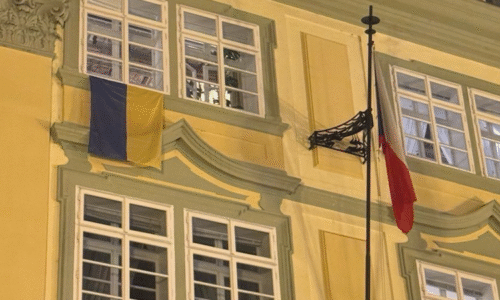 Boj o ukrajinskou vlajku: Okamura ji sundal z žerdi, ODS ji vyvěsila z okna