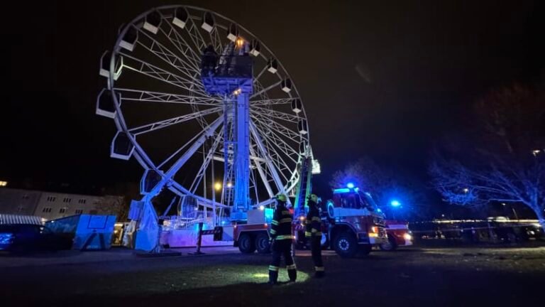 Drama v olomouci: hasiči evakuovali lidi z ruského kola, 30 metrů vysoká atrakce se porouchala