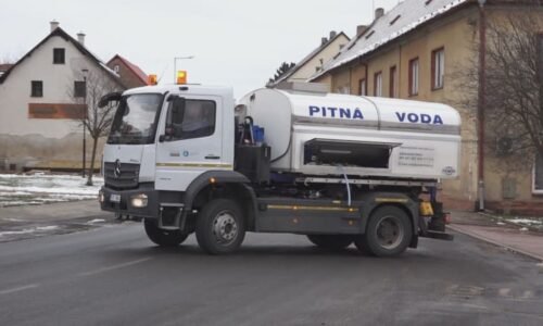 Už máme zase čistou vodu: Starosta se v Kryrech před kamerou napil. Město bojovalo s bakterií