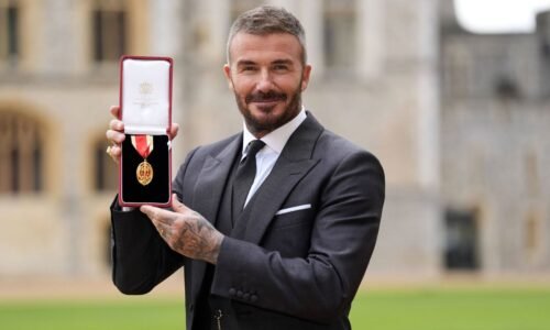 David Beckham pokľakol pred kráľom. Vo Windsorskom zámku ho pasoval za rytiera David Beckham pokľakol pred kráľom. Vo Windsorskom zámku ho pasoval za rytiera