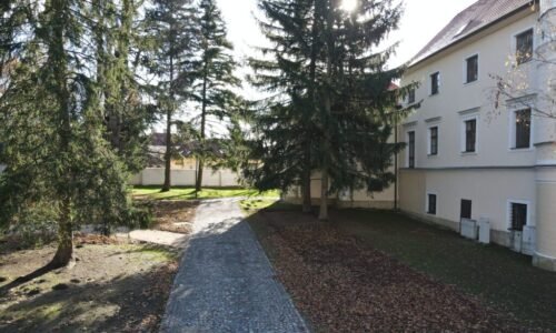 Stupavský kaštieľsky park ožíva: nový vodopád, lapidárium aj drevený chodník v mokradi sú takmer hotové