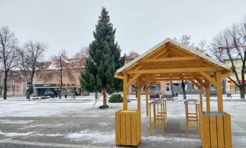 Zimné námestie bude zdobiť takmer 11 metrový smrek Zimné námestie bude zdobiť takmer 11 metrový smrek