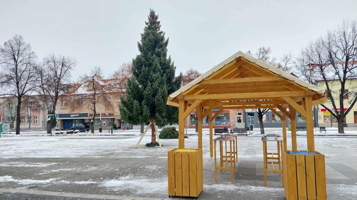 Zimné námestie bude zdobiť takmer 11 metrový smrek