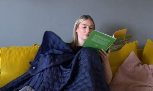 Obejme vás a zbaví nespavosti. Je zátěžová deka jen marketingový hit, nebo opravdu funguje?