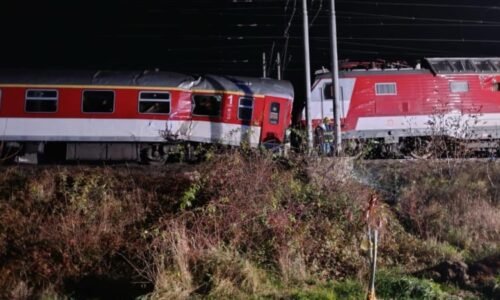 Železniční neštěstí: U Bratislavy se srazily dva vlaky. Na místě jsou desítky zraněných Železniční neštěstí: U Bratislavy se srazily dva vlaky. Na místě jsou desítky zraněných