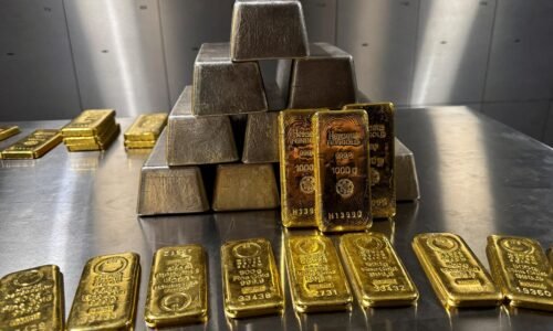 Cena zlata vzrástla na dvojtýždenné maximum, podporili ju slabé ekonomické údaje z USA