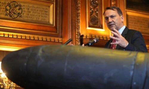 Poľsko odpovie na sabotáž na železnici, vyhlásil minister Sikorski Poľsko odpovie na sabotáž na železnici, vyhlásil minister Sikorski