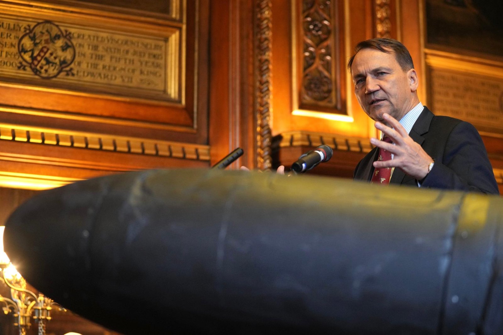 Poľsko odpovie na sabotáž na železnici, vyhlásil minister Sikorski Poľsko odpovie na sabotáž na železnici, vyhlásil minister Sikorski