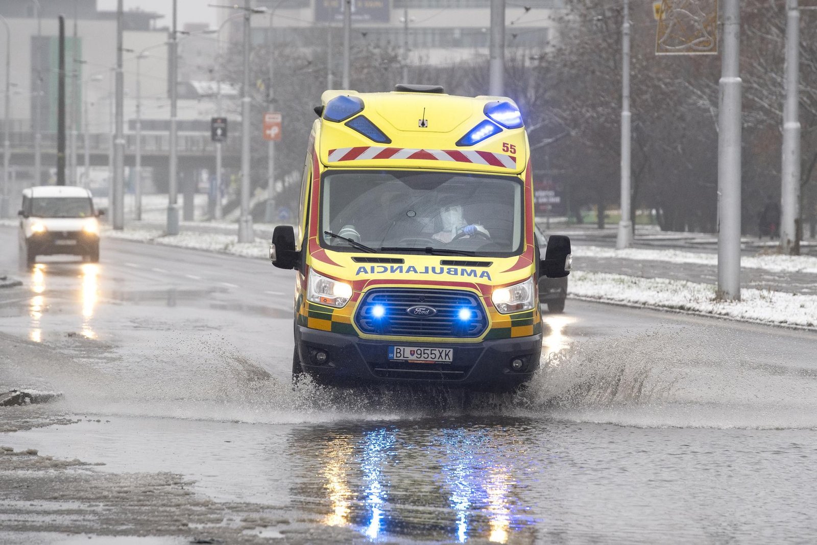Nehoda vlaku a dodávky v okrese Sabinov si vyžiadala obeť a dvoch zranených. V úseku je prerušená doprava