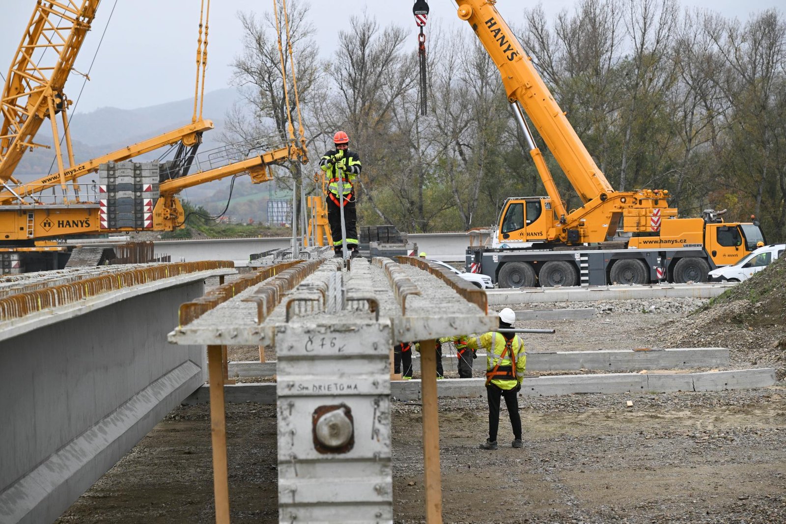 Slovákom v septembri stúpli mzdy, o pozíciu lídra v raste platov sa delia dve odvetvia Slovákom v septembri stúpli mzdy, o pozíciu lídra v raste platov sa delia dve odvetvia