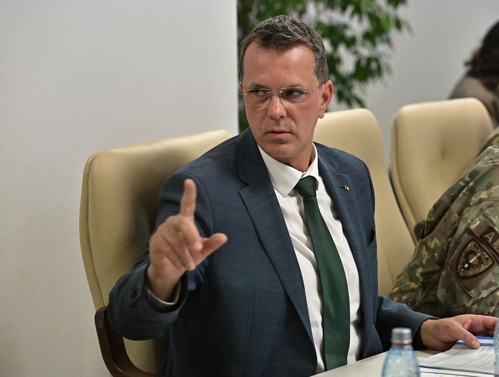 Rumunský minister obrany odstúpil, v životopise klamal o vzdelaní