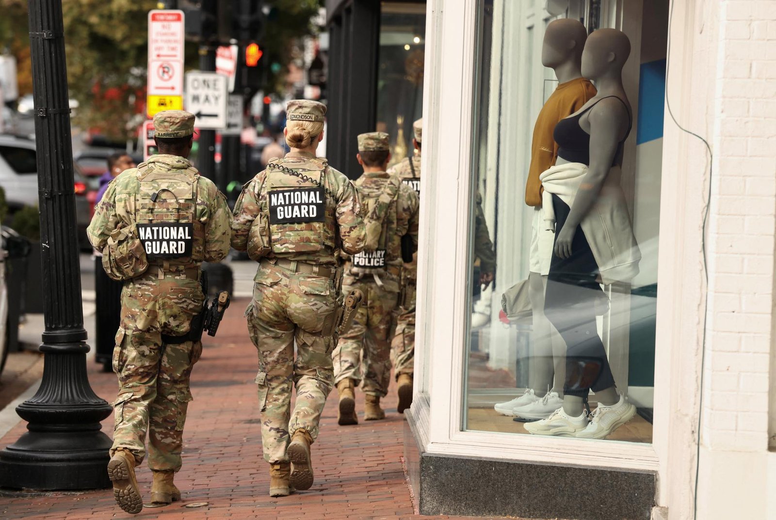 VIDEO: Porota v USA oslobodila muža, ktorý hodil na federálneho agenta sendvič