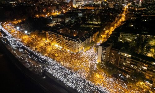 „Uvidíme sa, kým nepríde spravodlivosť“. Rok po tragédii v Novom Sade si obete pripomenuli desaťtisíce ľudí