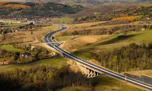 Výstavbu R2 zabrzdila skládka a peniaze. Fico s Rážom otvárajú úsek južnej diaľnice s najdlhšou estakádou Výstavbu R2 zabrzdila skládka a peniaze. Fico s Rážom otvárajú úsek južnej diaľnice s najdlhšou estakádou