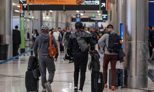 Shutdown tlačí na americké letiská, meškania a rušenia letov sa zhoršujú. Prípadov sú desaťtisíce Shutdown tlačí na americké letiská, meškania a rušenia letov sa zhoršujú. Prípadov sú desaťtisíce