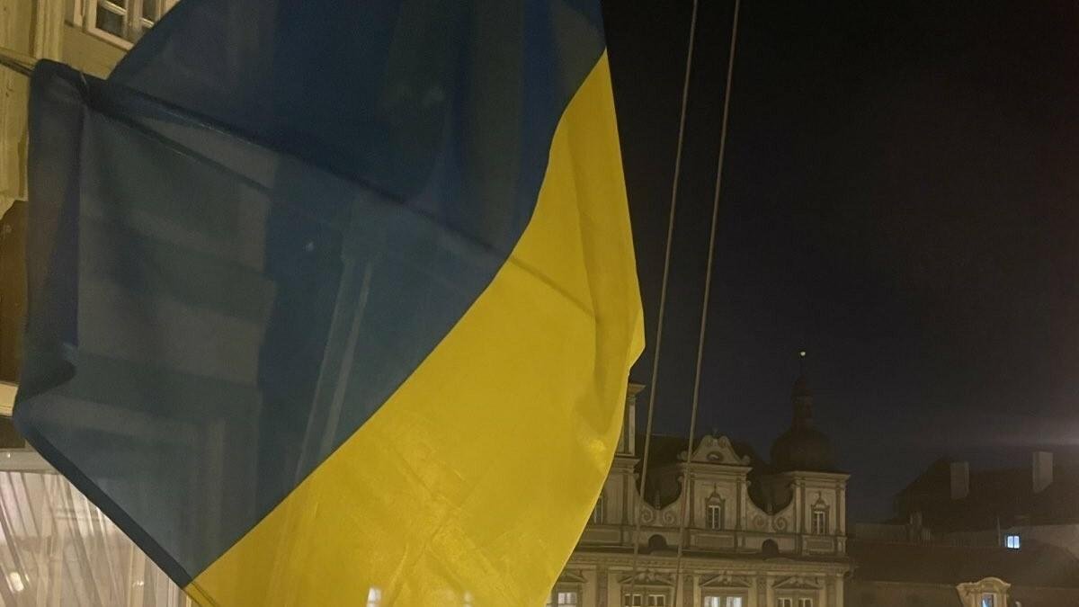 Poslanecké kluby si na budovu českej snemovne vyvesili vlastné ukrajinské vlajky, reagujú na Okamuru