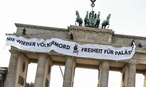 Propalestínski aktivisti rozvinuli na Brandenburskej bráne transparent. Zadržala ich polícia Propalestínski aktivisti rozvinuli na Brandenburskej bráne transparent. Zadržala ich polícia