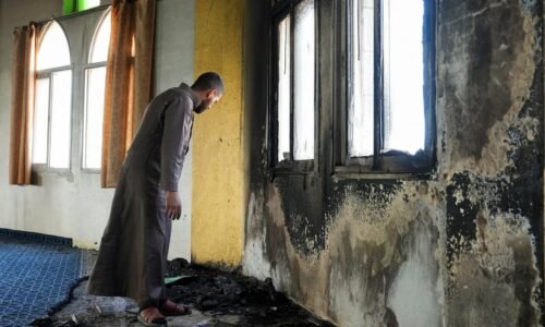 Židovskí osadníci zapálili v Predjordánsku mešitu. Na steny nastriekali nenávistné slogany